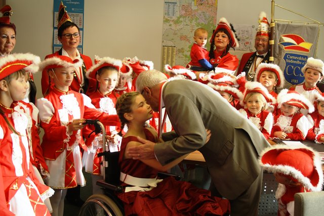 Küsschen von der Kinderprinzessin Leo für Rosenzweig | Foto: CCS