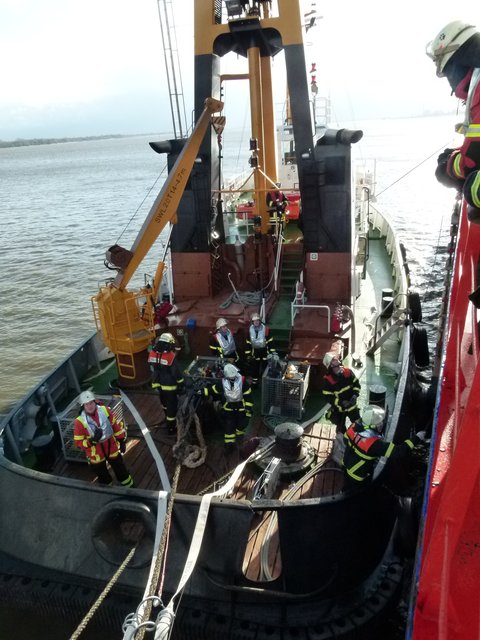 Zu Wasser und zu Land wurde der Brand bekämpft