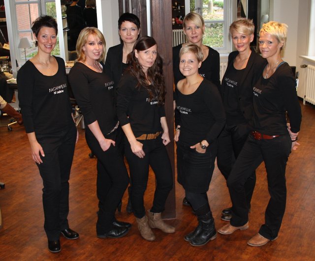 Nina Tiedemann (v. li.), Monique Krause, Susanne Scholze, Kathleen Uhlenbruch, Laura Friedrich, Birgitt Dierks, Kerstin Klintworth und Anja Michehl sorgen mit Fachkompetenz und Freundlichkeit dafür, dass jeder Kunde zufrieden ist