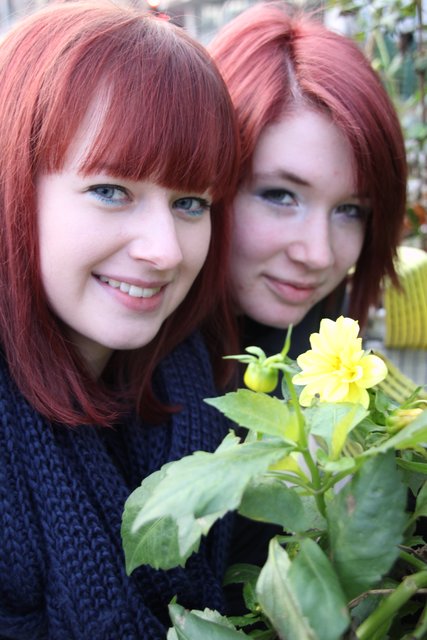 Freude über die Blumenpracht mitten im November:  Jovanna (li.) und Tammy