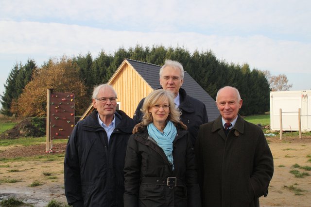 Uwe Lohmann (v. li.), Wilhelm Ulferts und Rolf Halama vom Rotary Club Buxtehude  und Friderike Steinkopff von der Waldorfschule kennen sich von mehreren Projekten