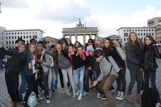 Die französischen Schüler vor dem Brandenburger Tor in Berlin