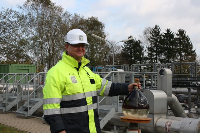 Öl und Wasser vermischen sich nicht: Thomas Piter demonstriert wie das Öl aus den Kavernen heraus geschwemmt wird