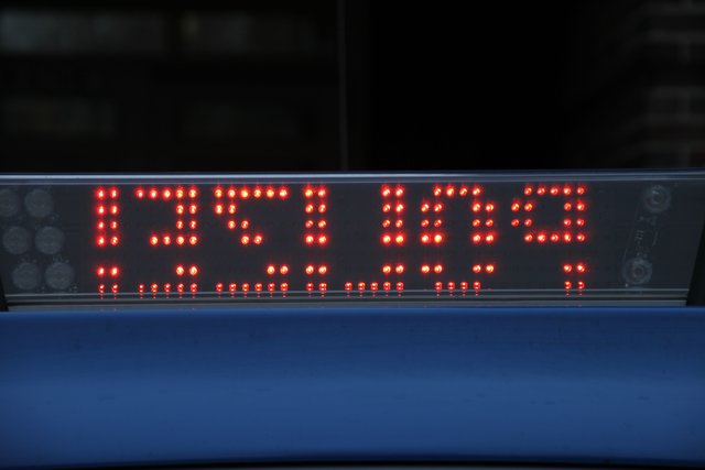 Zum neuen Sirenen-Sound blinkt auf dem Dach des Streifenwagens die Aufforderung "Stopp, Polizei!"