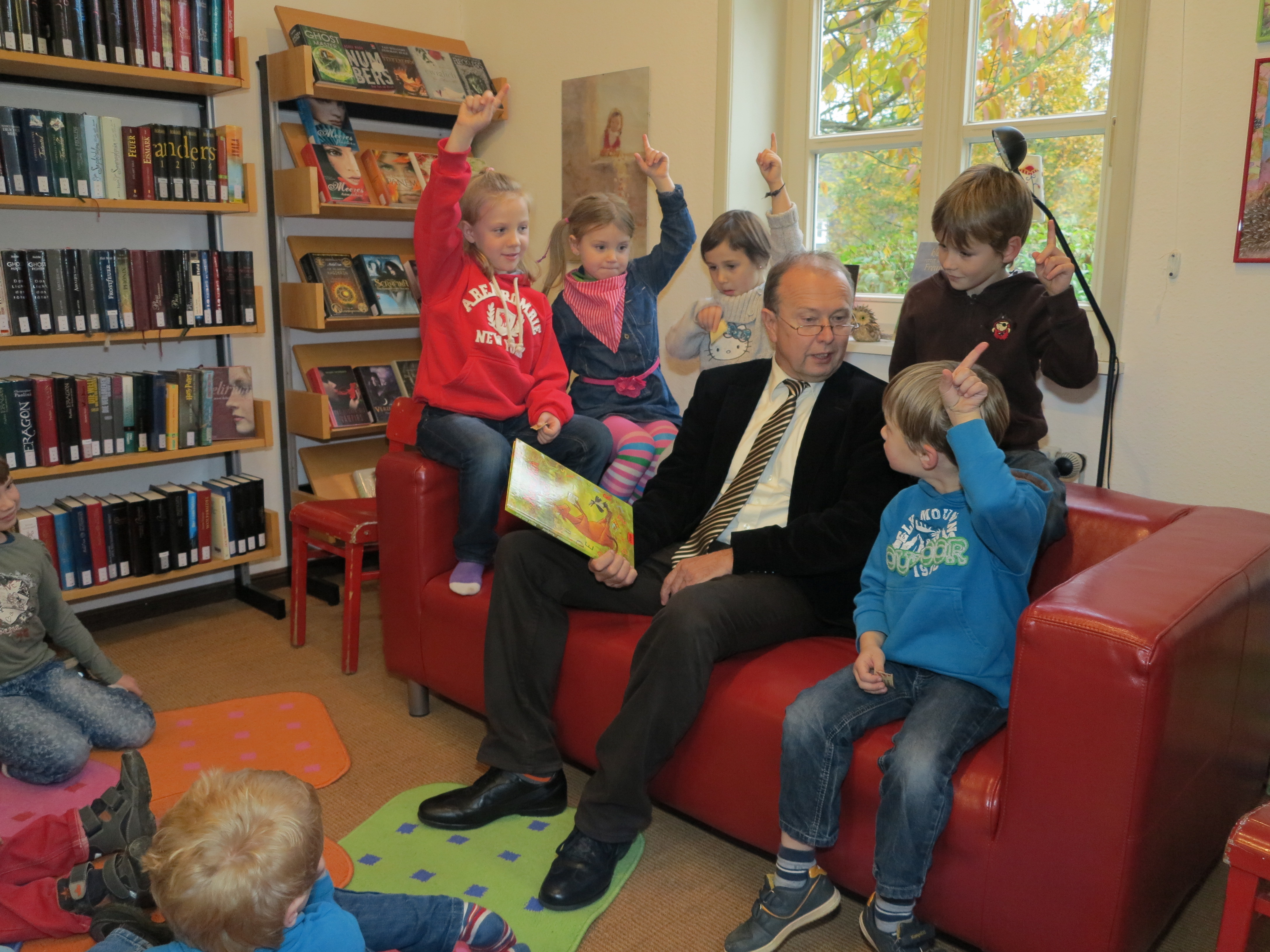Horneburgs Samtgemeindebürgermeister Gerhard Froelian bei der Vorlesestunde in der Bücherei
