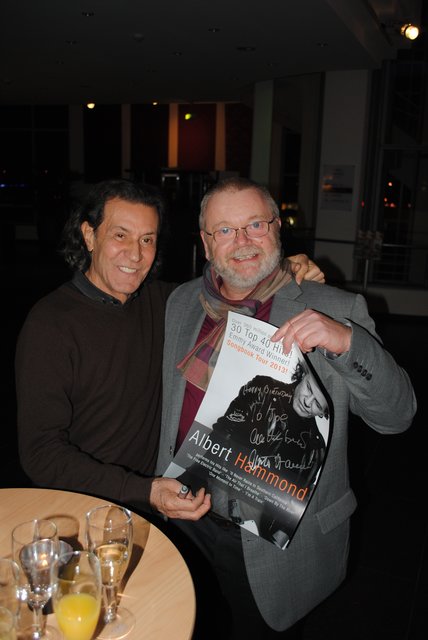 Unvergesslicher Glückwunsch: Mit einem Glückwunsch signierte Albert Hammond ein Konzertplakat für Joachim Hammann, der kurz vor dem Konzert seinen 55. Geburtstag feierte