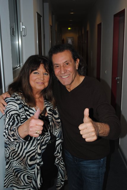 "Mrs. Beat-Club" traf "Mr. Hit": Die ehemalige TV-Moderatorin Uschi Nerke-Petersen aus Maschen freute sich über das Wiedersehen mit Albert Hammond, der mehrfach in ihren Sendungen aufgetreten war
