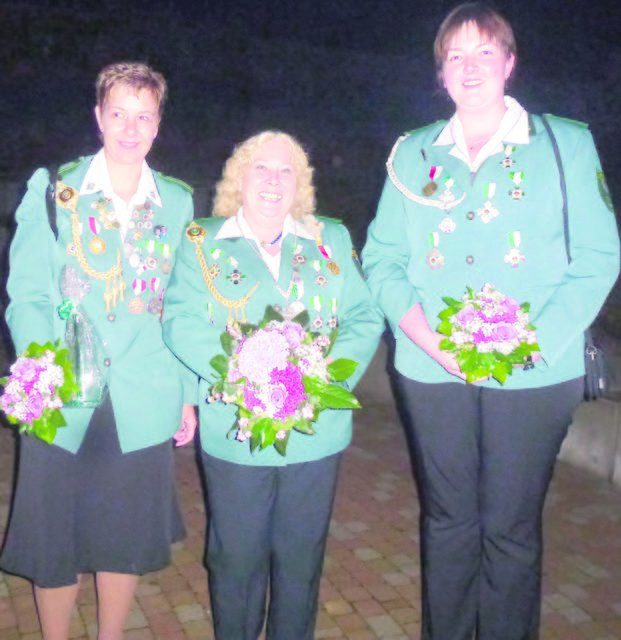 Damenkönigin Heike Lomnytschuk mit ihren Adjutantinnen Silke Kamin (li.) und Cornelia Reiß