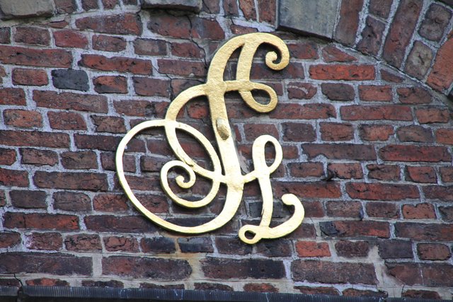 Gold-Letter am historischen Rathaus in Stade