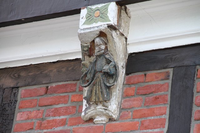 Der Heilige Petrus, Holzfigur an der Bäckerstraße 21