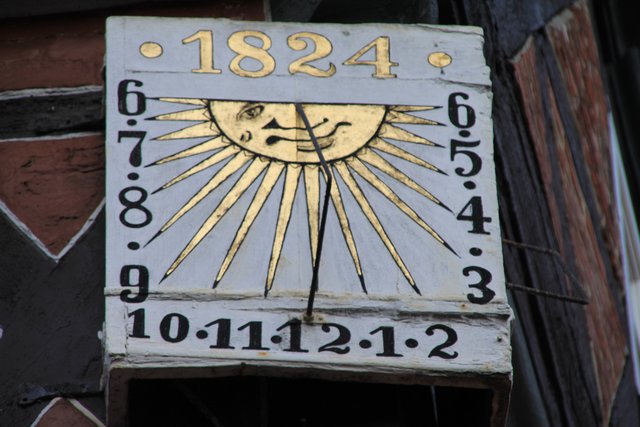 Karl Arnold Hildebrandt hat die Sonnenuhr an der Cosmae-Kirche vergoldet