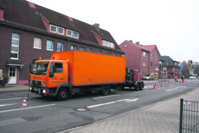 Ein Jahr Dauerstau an der Kreuzung Bendestorfer Straße / Hamburger Straße wurde jetzt in zwei Stunden mit Hilfe von etwas weißer Farbe beendet | Foto: mi