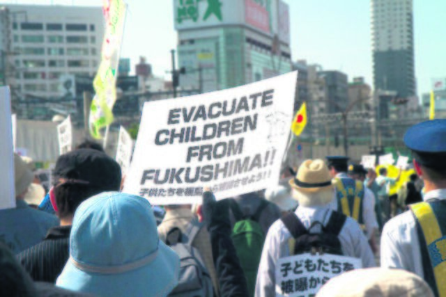 Eine Demonstration in Tokio für die Evakuierung der Kinder aus den verstrahlten Gebieten der Präfektur Fukushima