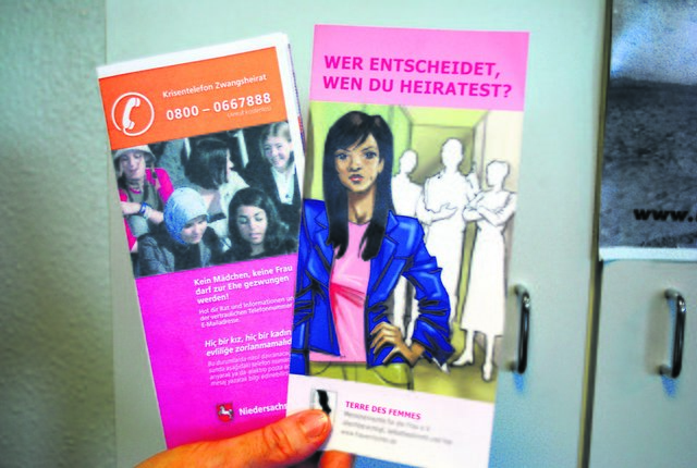 In allen Standesämtern gibt es mehrsprachige Broschüren für Betroffene: Darin sind auch Tipps, was bei drohender Zwangsheirat im Ausland getan werden kann