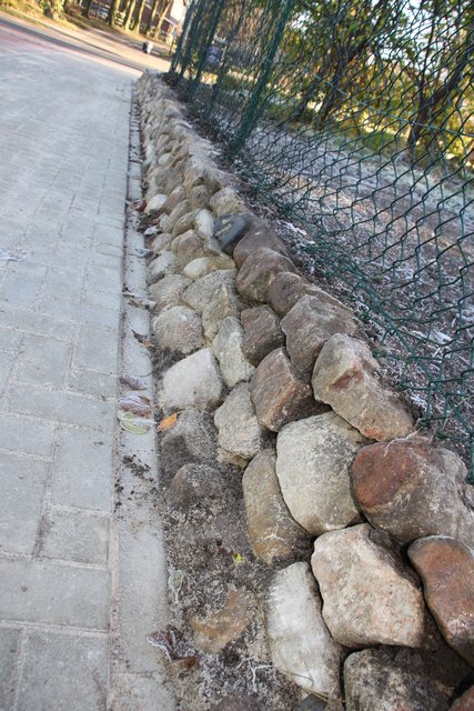 Mit diesen Steinen war die Straße früher einmal gepflastert. Sie wurden in einer Mauer verbaut