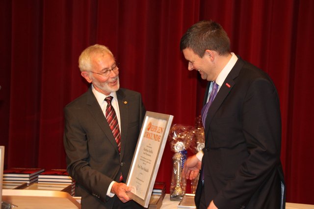 Kreishandwerksmeister Diethard Heidemann (li.) zeichnete Matthias Steffen mit der Prof.-Priest-Medaille aus