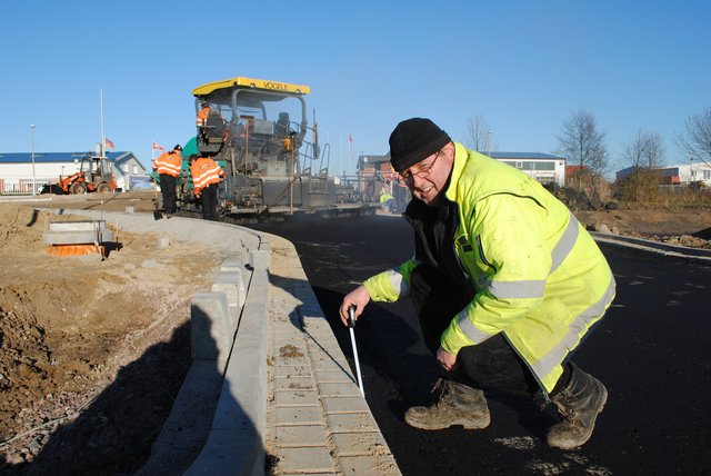 Polier Jürgen Kübeck steckt mit seiner Mannschaft in den Endzügen. Am Donnerstag wird die Asphaltdecke aufgetragen