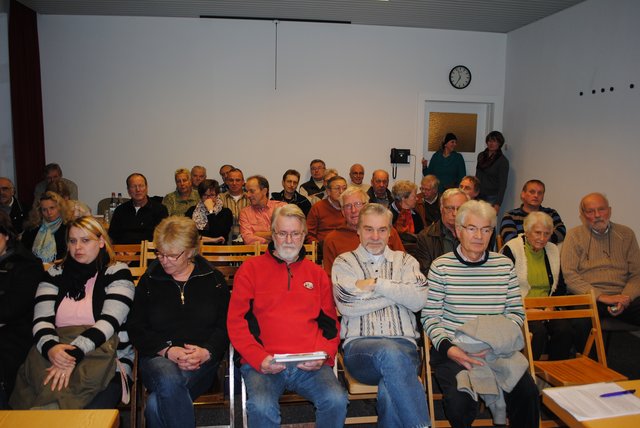 Rund drei Dutzend Bürger hörten sich die Diskussion um das Nachbarschaftshaus an