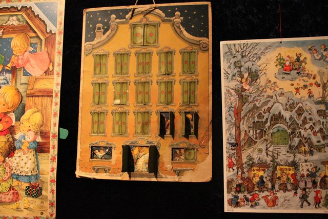 Engelsbildchen hinter Türchen: der "Münchener Weihnachtskalender"