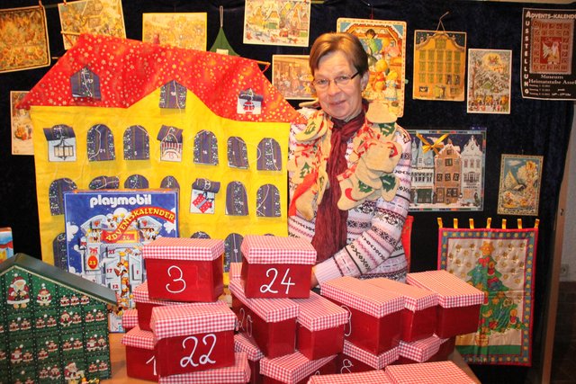 Stickereien hinter Stoffgardinen: Hedi Jens ist begeistert von einem handgefertigten Kalender aus Stoff
