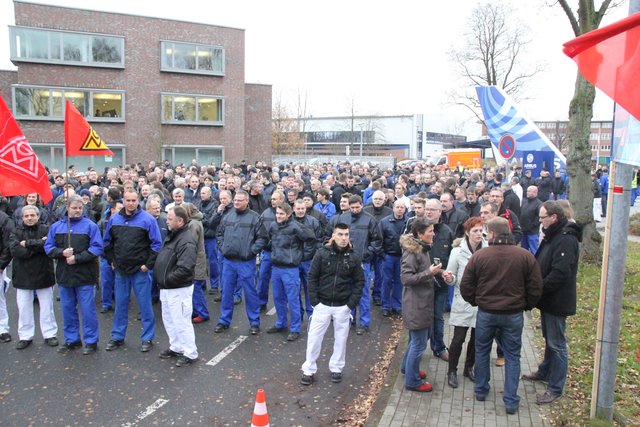 Demo vor den Toren des Airbus-Werks in Stade