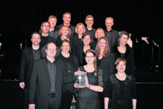 Mit der Trophäe: der ausgezeichnete Kammerchor "Hittfelder Dutzend"