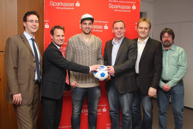 Freuten sich über die Auslosung (v. li.): Stephan Rohn, Jörn Stolle (beide Sparkasse), Pierre-Michel Lasogga, André Wiese, Peter König (MTV Borstel-Sangenstedt) und Jens Heidemann (Eintracht Elbmarsch) | Foto: oh