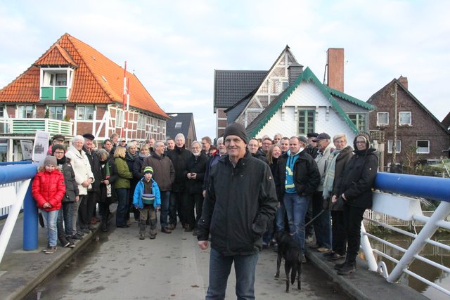 Rainer Podbielski, Sprecher der IG Este, mit Demonstranten auf der Este-Brücke