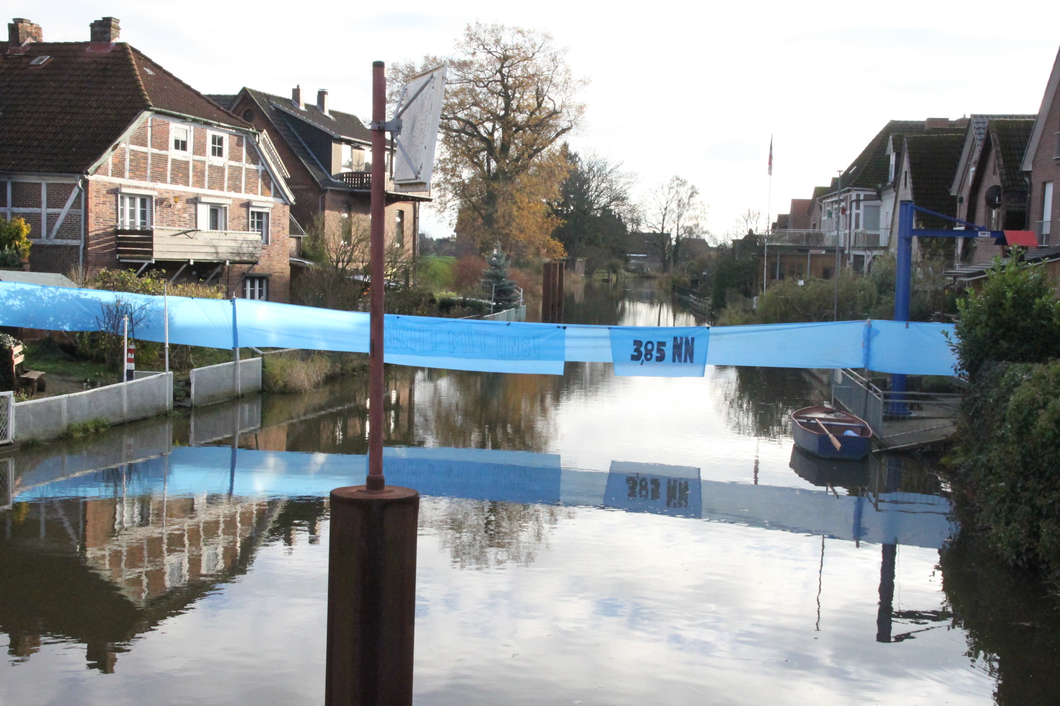 Blaue Banderole als Warnung vor einem künftigen Extrem-Pegelstand von 3,85 Metern über Normalnull. Das Szenario hieße "Land unter" für die Häuser am Este-Ufer