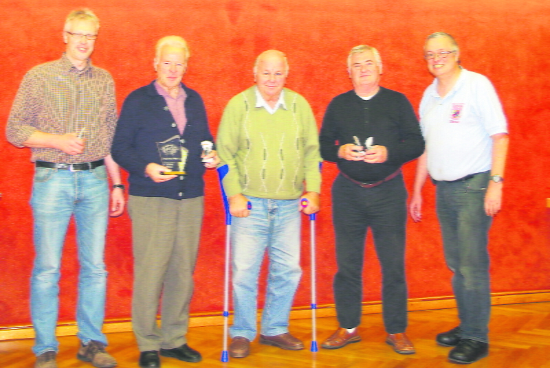 Bei der Siegerehrung: Ortsbrandmeister Dieter Tschorschke (re.) mit dem Gewinner-Team der Feuerwehr Bahlburg