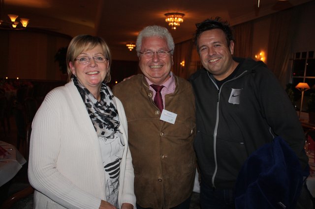 Gute Laune (v.li.): Erika und Dieter Beisner (Beisner Druck) mit Matthias Graf (Team 412)