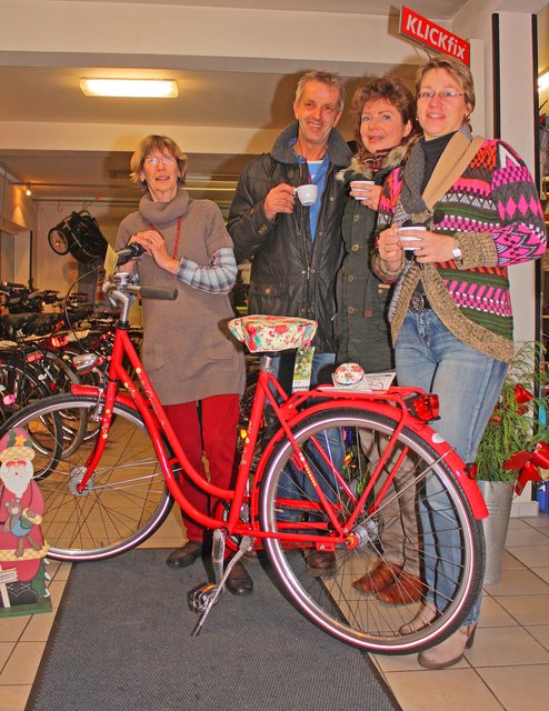 Ist das etwa das Fahrrad des Weihnachtsmanns? Dieter und Perdita Feige (Mitte) schauen sich bei Elke (li.) und Manuela Schröder von Fahrrad Böhring um