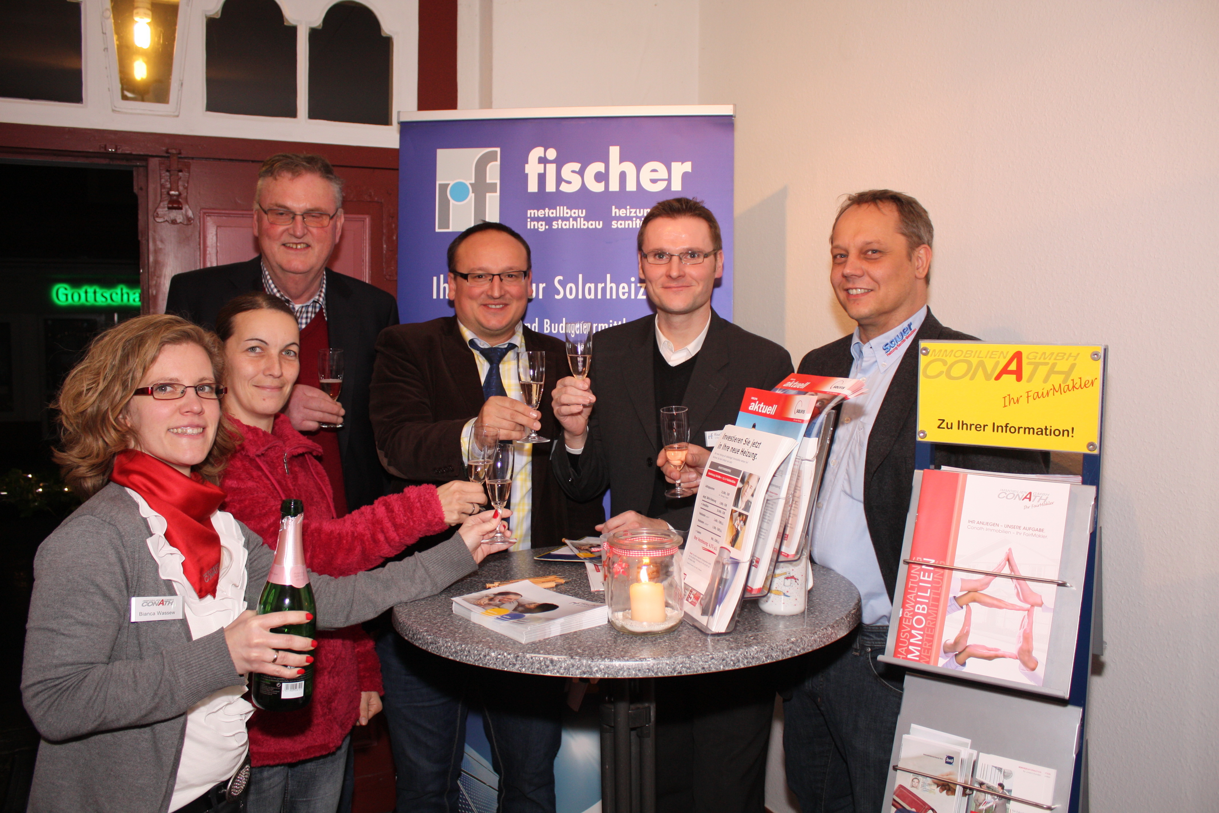 Stoßen auf den erfolgreichen Immobilientag an (v.re.): Helge Kösters, Udo Feindt, Petar Semonjek, Hermann Bube, Sabrina Auriga und Bianca Wassew