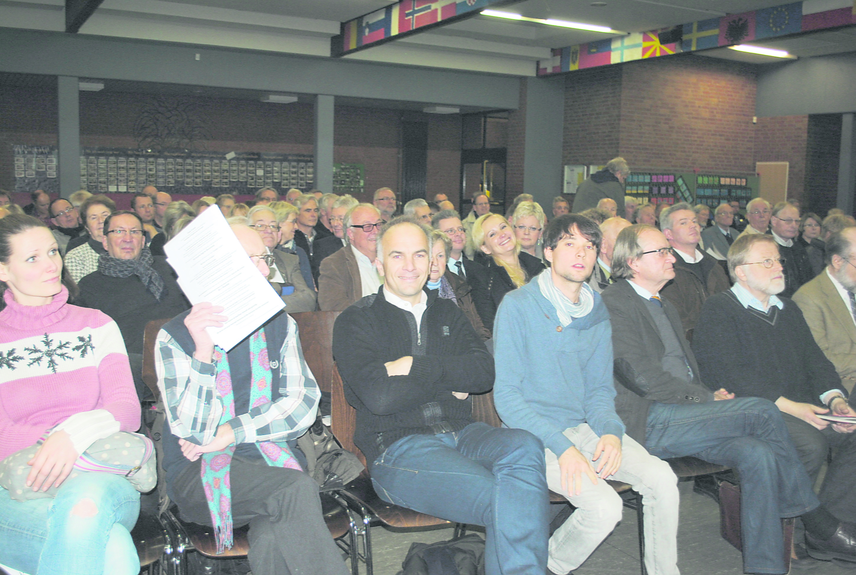 Rund 300 Bürgerinnen und Bürger wollte sich über die Deichbaupläne informieren