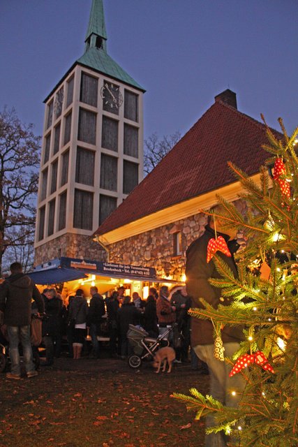 Die Bargstedter Kirche bildet die Kulisse für den Weihnachtsmarkt