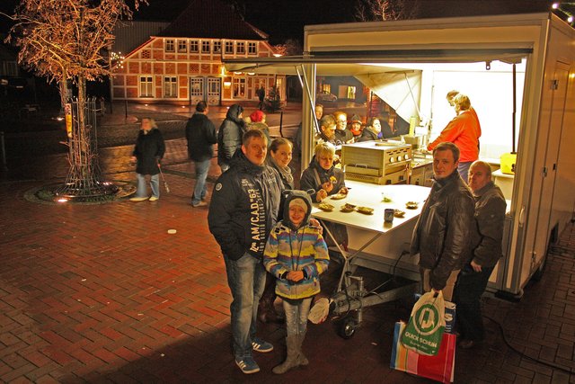 Shoppen macht hungrig: Der Abend klingt mit einer Bratwurst am Imbisswagen der Fleischerei Friemann aus