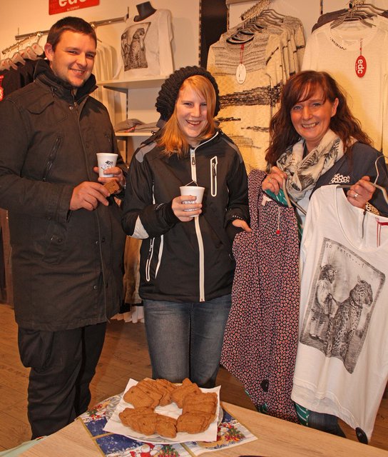 Mit einem Gläschen Punsch macht Einkaufen noch mehr Spaß: Denise Schnoor (Mitte) und Jan Schlosser lassen  sich im Trendshop von Bianca Fütterer beraten