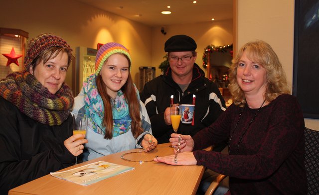 Auf der Suche nach einem "schmucken" Weihnachtspräsent: Rena, Franka und Carsten Augustin lassen sich beim Juwelier Wedel von Martina Klisch beraten