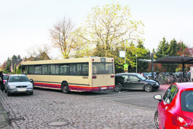 Die Straße ist zugeparkt, für den Bus wird es eng