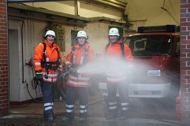 Vor der Übung probten die Feuerwehrleute den Umgang mit dem Hohlstrahlrohr | Foto: Feuerwehr