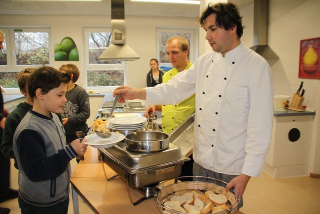 Das Mensa-Essen wird vom Restaurant „Lindenkrug“ in Bliedersdorf geliefert und von den „Lindenkrug“-Köchen ausgeteilt. In den vergangenen Monaten aßen die Schüler in der Schulküche sowie in einem benachbarten Raum. Bald ist mehr Platz