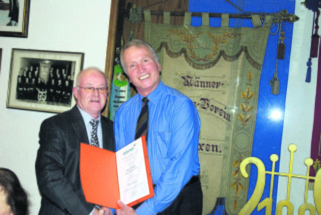 Bezirksvorsitzender Bernhard Rieckmann (re.) verabschiedete Kassenwart Klaus Riesel nach 40 Jahren Vorstandsarbeit | Foto: oh