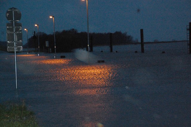 Land unter: Der Ruthenstrom auf Krautsand ist über die Ufer getreten | Foto: ig