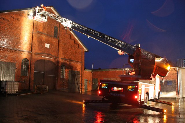 In Fliegenberg musste die Feuerwehr das Dach dieses Wohnhauses mittels der Drehleiter vor den Orkanböen sichern | Foto: Feuerwehr