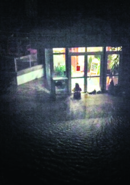 Die Schotten hielten nicht ganz dicht, ein Restaurant in Hollern-Twielenfleth wurde teilweise überflutet | Foto: Feuerwehr