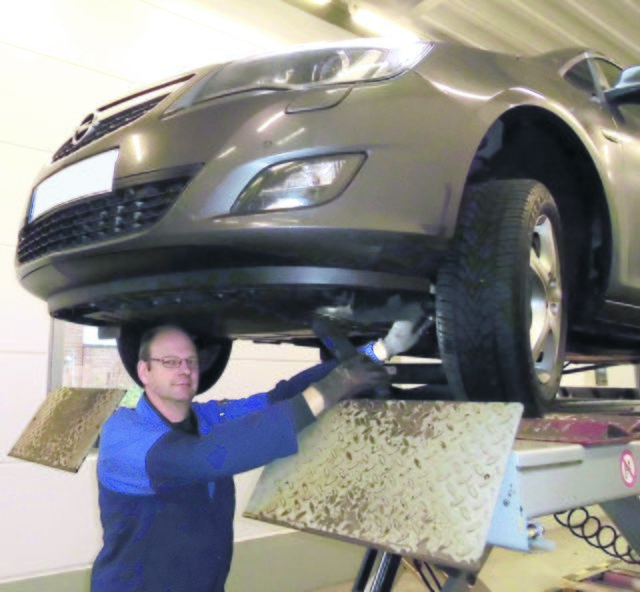 Heiko Tamke, Leiter der TÜV-Station Buchholz an der Maurerstraße, schaut sich bei der Überprüfung eines Autos das Fahrwerk an