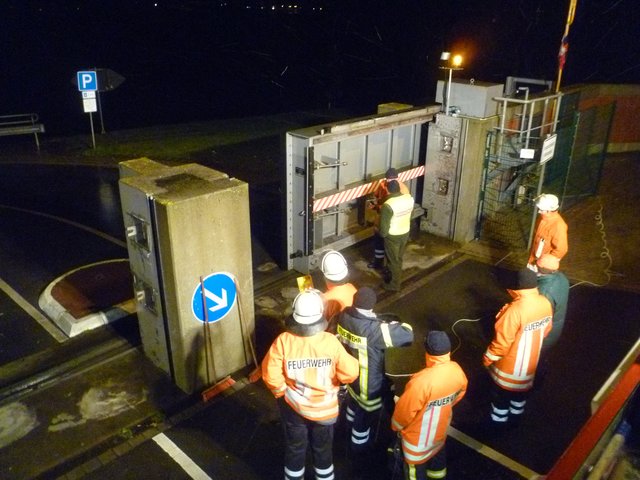 Die Feuerwehr Hoopte und Mitglieder des Deichverbandes beim Schließen der Fluttore | Foto: Feuerwehr