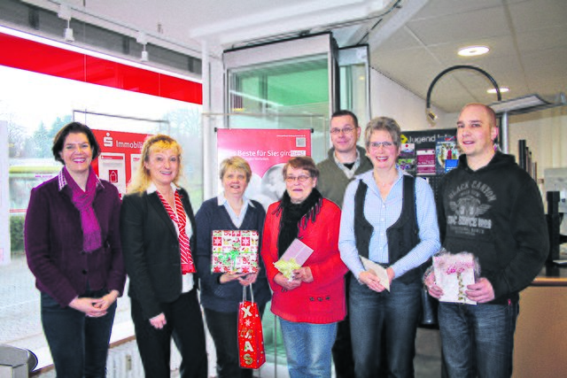 Die glücklichen Gewinner mit (v. li.) Bettina Günther, Ulrike Seifert und (hinten) Tim Ruschmeyer