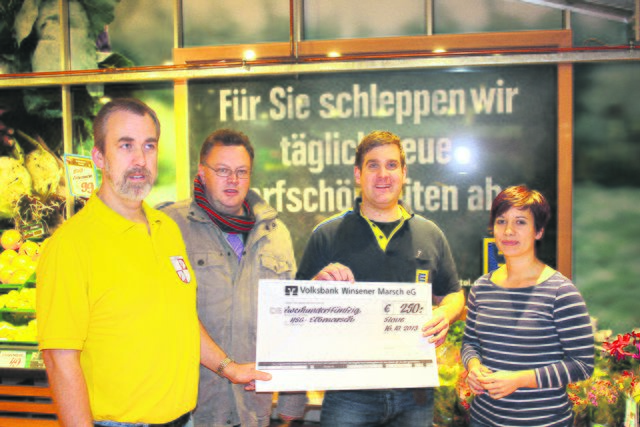 Bei der Scheckübergabe (v. li.): Andreas Grote, Raimund Lürßen, Alexander Bauer und Carolin Meinke | Foto: oh
