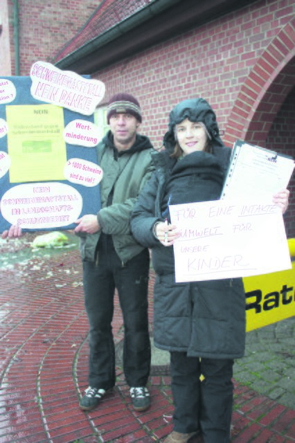Annabelle Kristo und Sven Wottke sammelten vor dem Rathaus Unterschriften